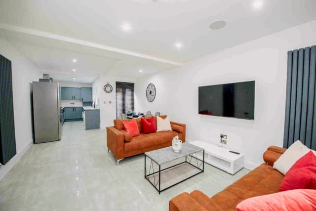 53 Thornycroft Road, L15