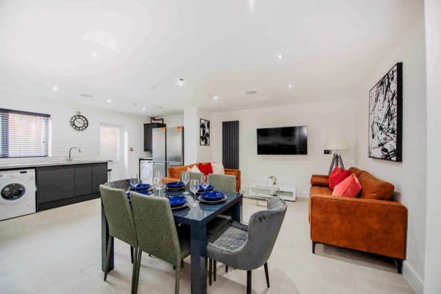 19 Cranborne Road, L15 image 3
