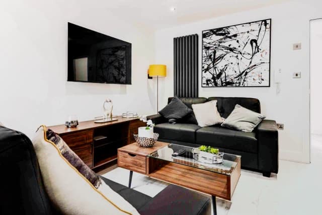 16 Deane road, L7