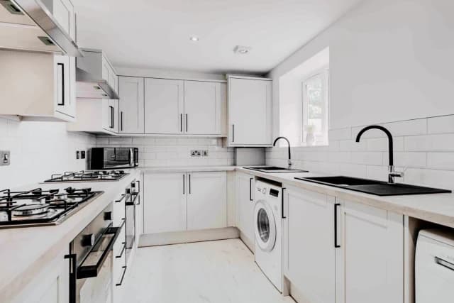 16 Deane road, L7 image 4