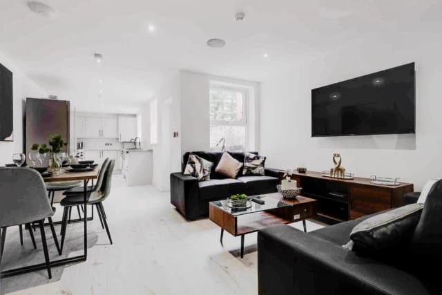 16 Deane road, L7 image 2