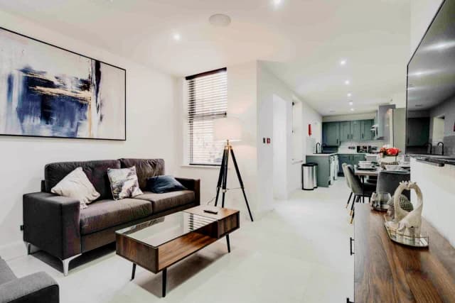 24 Cotswold Street, L7