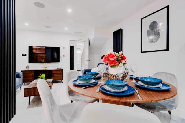 10 Leopold road, L7 image 4