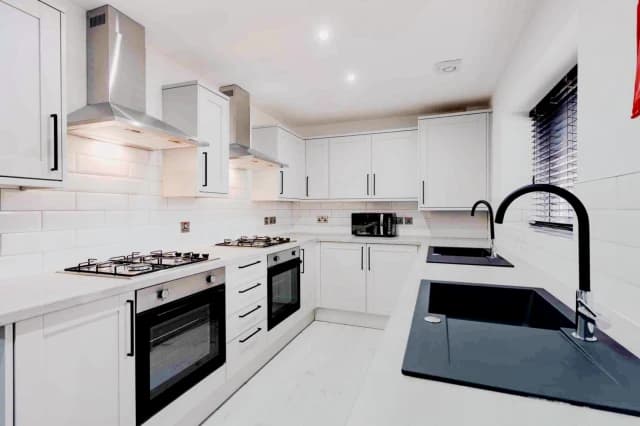 10 Leopold road, L7 image 5