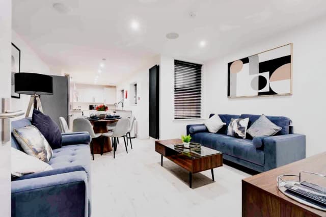 124 Empress Road, L7
