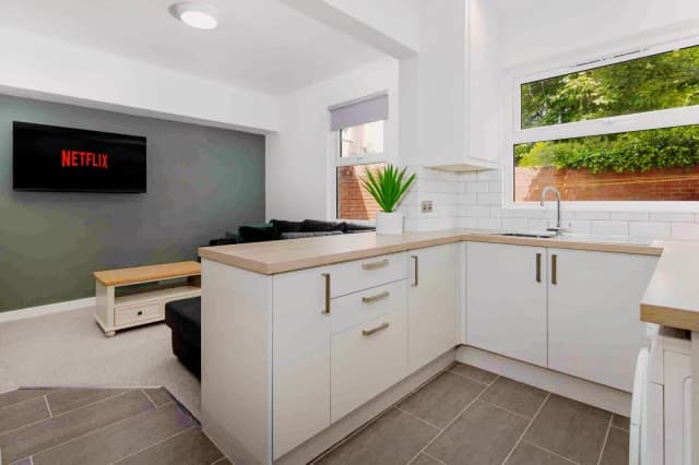 97 Boswell Street, L8 image 3