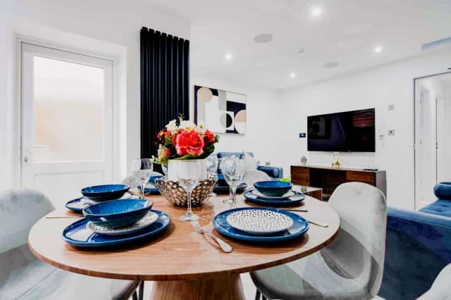 124 Empress Road, L7 image 3