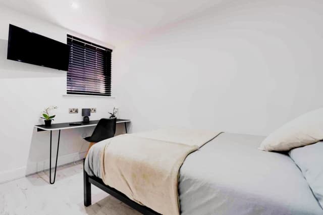 124 Empress Road, L7 image