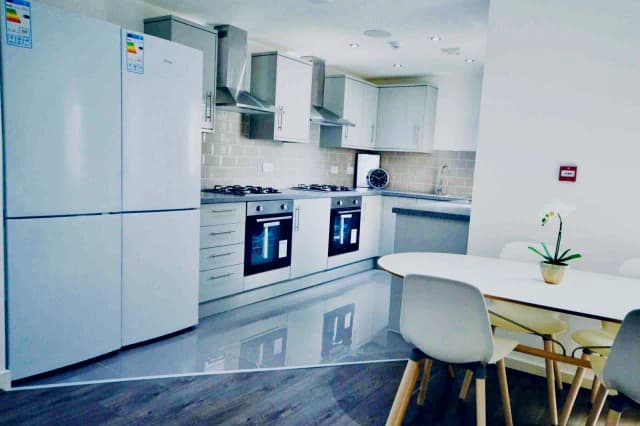 100 Alderson Road, L15 image 4