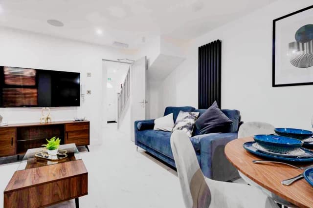 124 Empress Road, L7 image 4