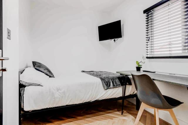 24 Cotswold Street, L7 image