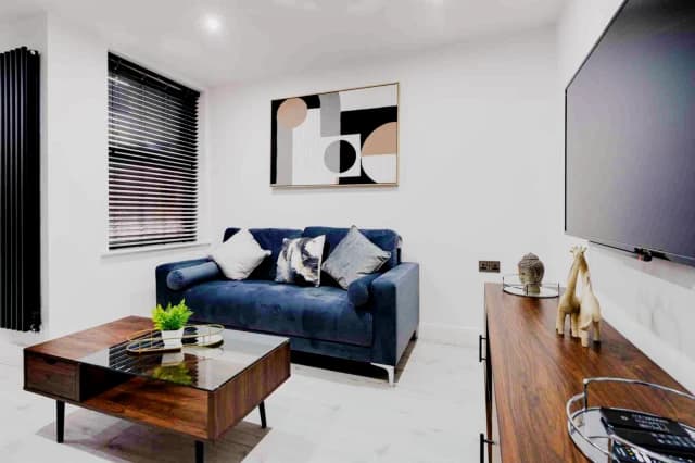 124 Empress Road, L7 image 2