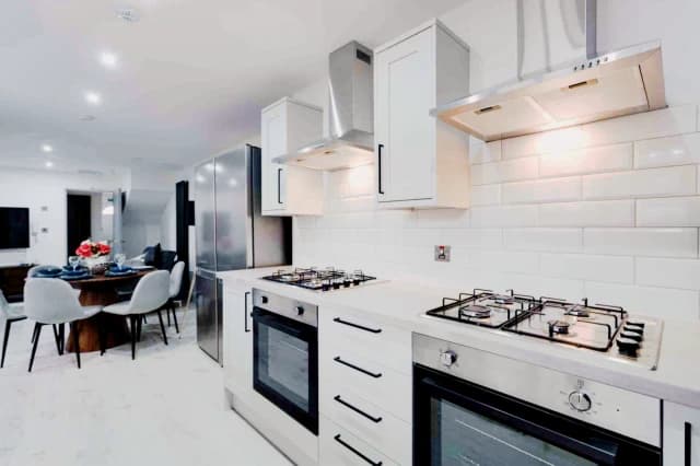 124 Empress Road, L7 image 5