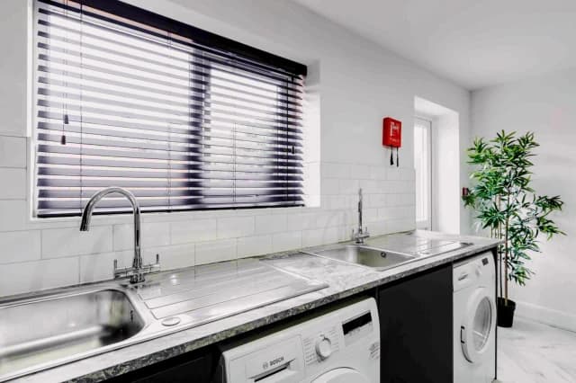 39 Connaught Road, L7 image