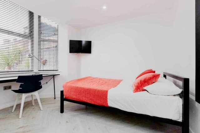39 Connaught Road, L7 image
