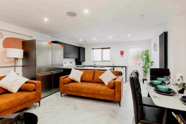 39 Connaught Road, L7