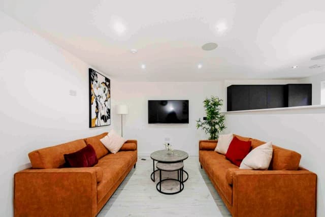 104 Cranborne Road, L15