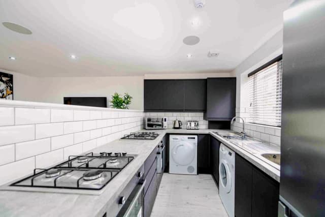 104 Cranborne Road, L15 image 3