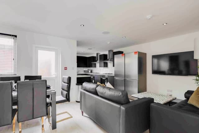 184 Alderson Road, L15