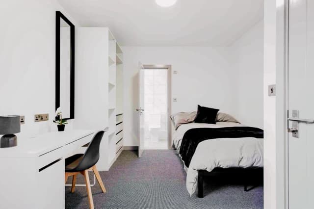 7b Gainsborough Road, L15 image