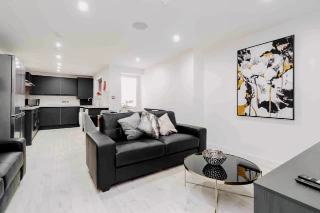 107 Cranborne Road, L15