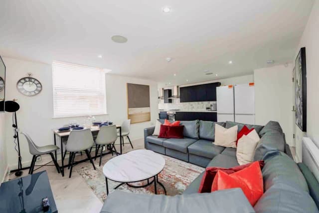 39 Salisbury Road, L15