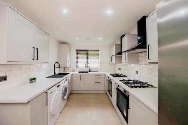 113 Cranborne Road, L15