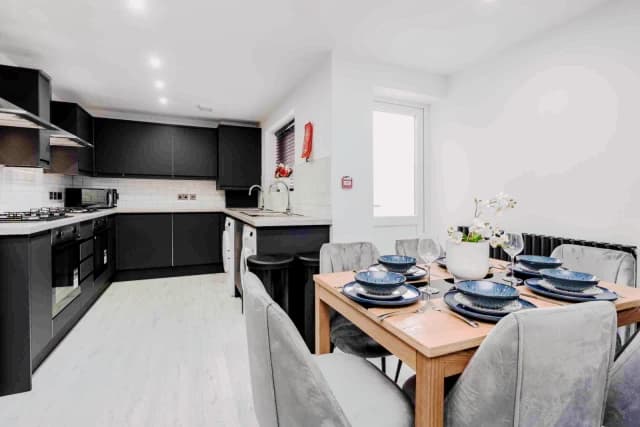 107 Cranborne Road, L15 image 2