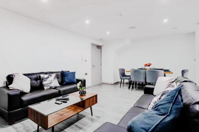 7b Gainsborough Road, L15