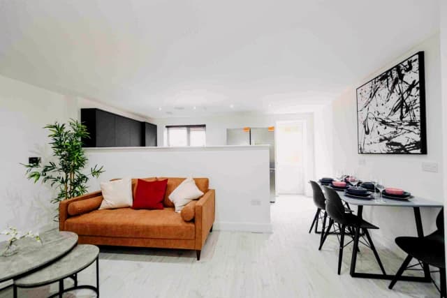 104 Cranborne Road, L15 image 2