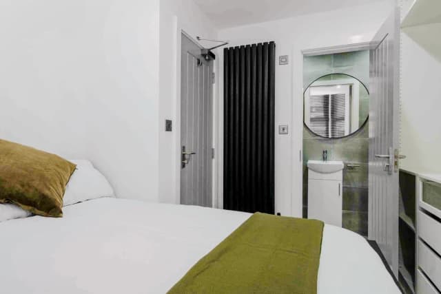 76 Halsbury road, L6 image