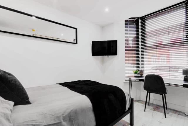 102 Needham Road, L7 image 4