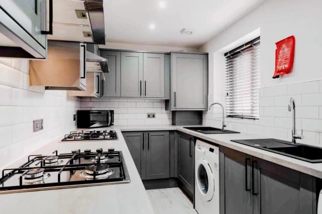 76 Halsbury road, L6 image 3