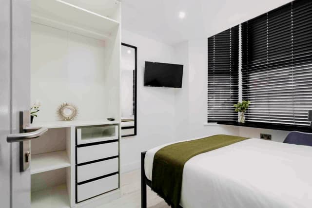 76 Halsbury road, L6 image 5
