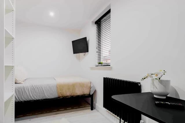 90 Picton Road image