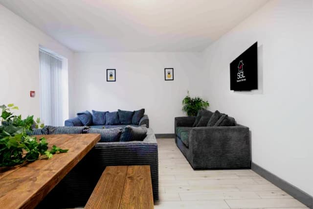 22 Cranborne road, L15 image 2