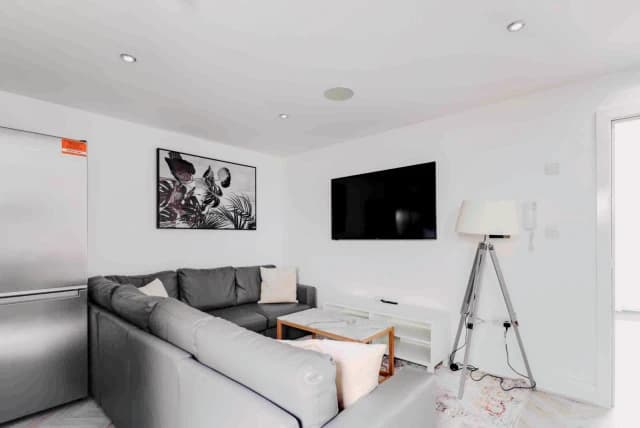 130 Cranborne Road image