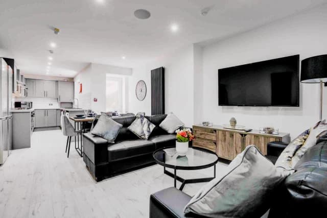 76 Halsbury road, L6