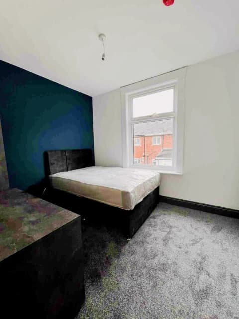 70 Thornycroft, L15 image 4