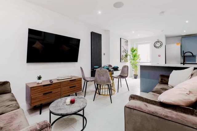 119 Strathcona Avenue, L15