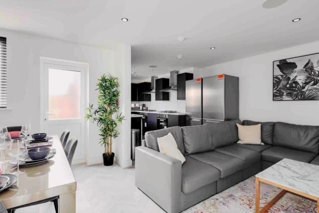 130 Cranborne Road image