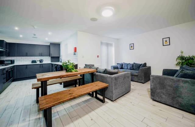 22 Cranborne road, L15