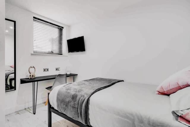 76 Halsbury road, L6 image