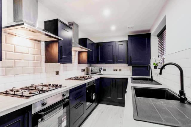 90 Picton Road image 3
