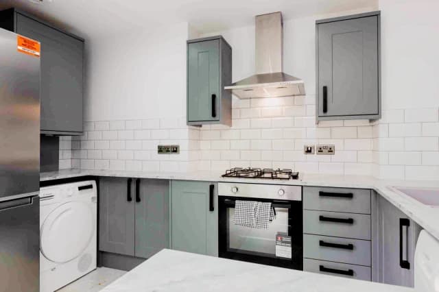 119 Strathcona Avenue, L15 image 3