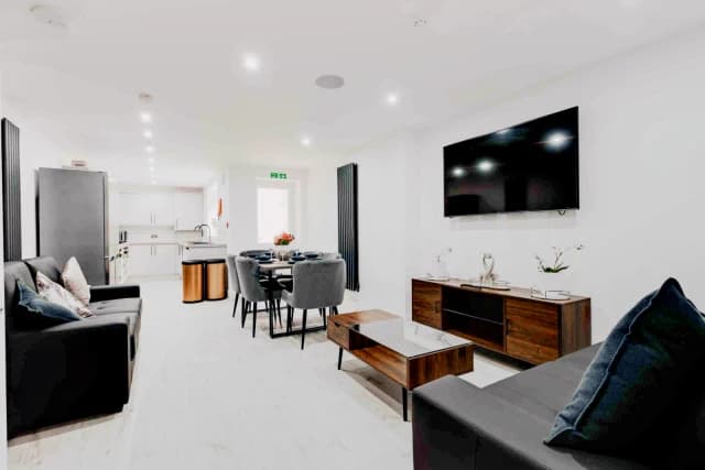 102 Needham Road, L7