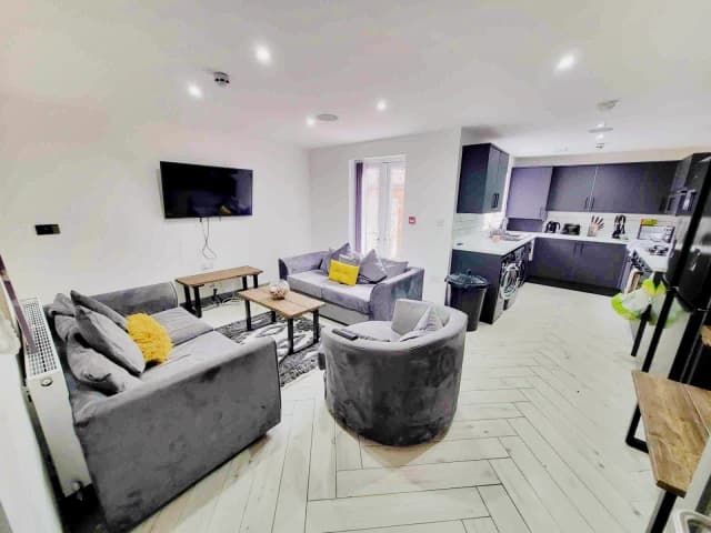 174 Alderson Road, L15