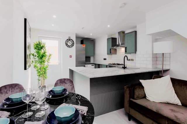119 Strathcona Avenue, L15 image 2