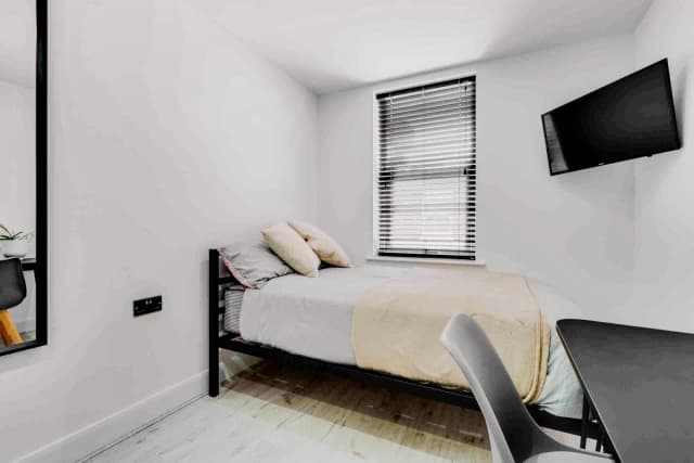 76 Halsbury road, L6 image