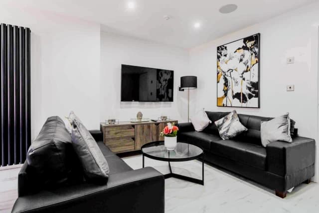 76 Halsbury road, L6 image 2